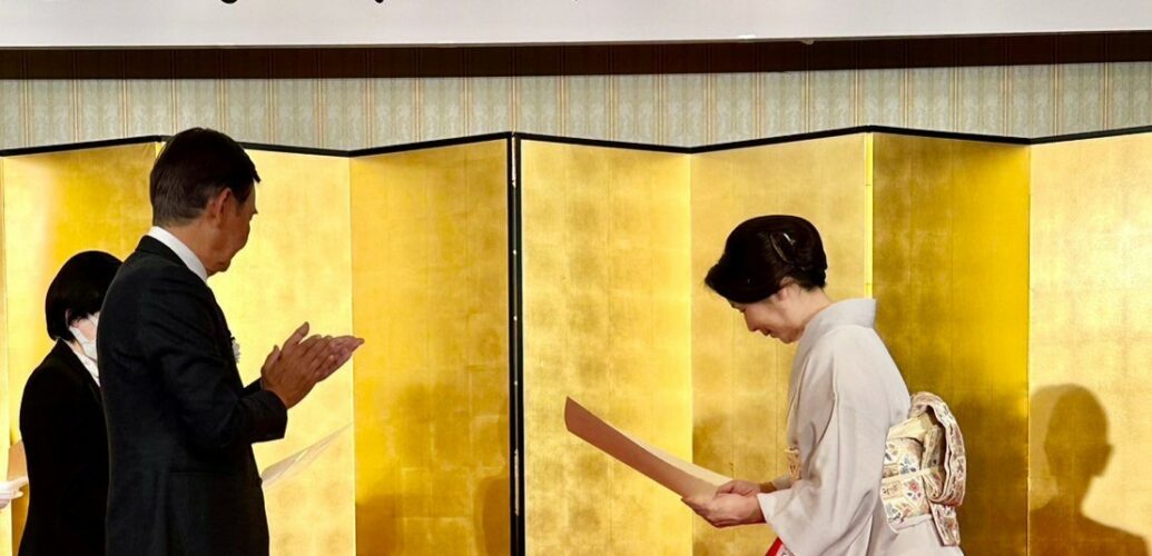 令和5年度 文化庁長官表彰 の式典で表彰状を受ける PARFUM SATORI 創業者・調香師 大沢さとり