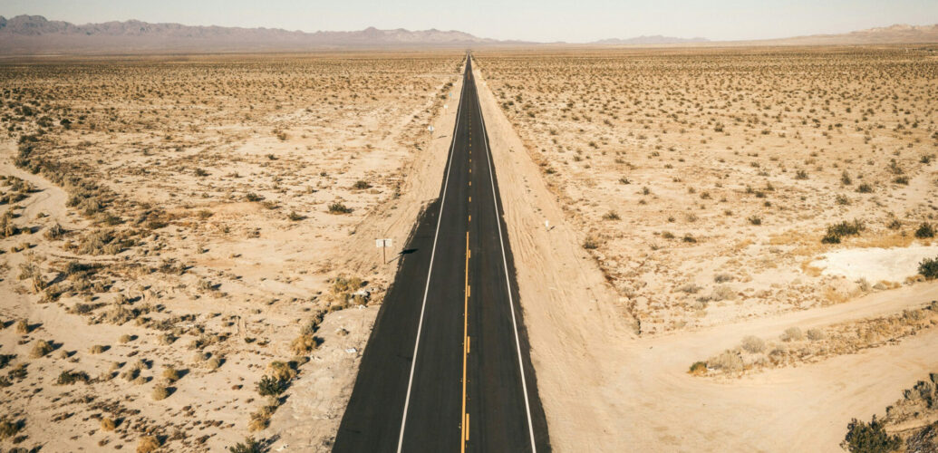 空に向かって真っすぐに伸びるアメリカ国道route６６。