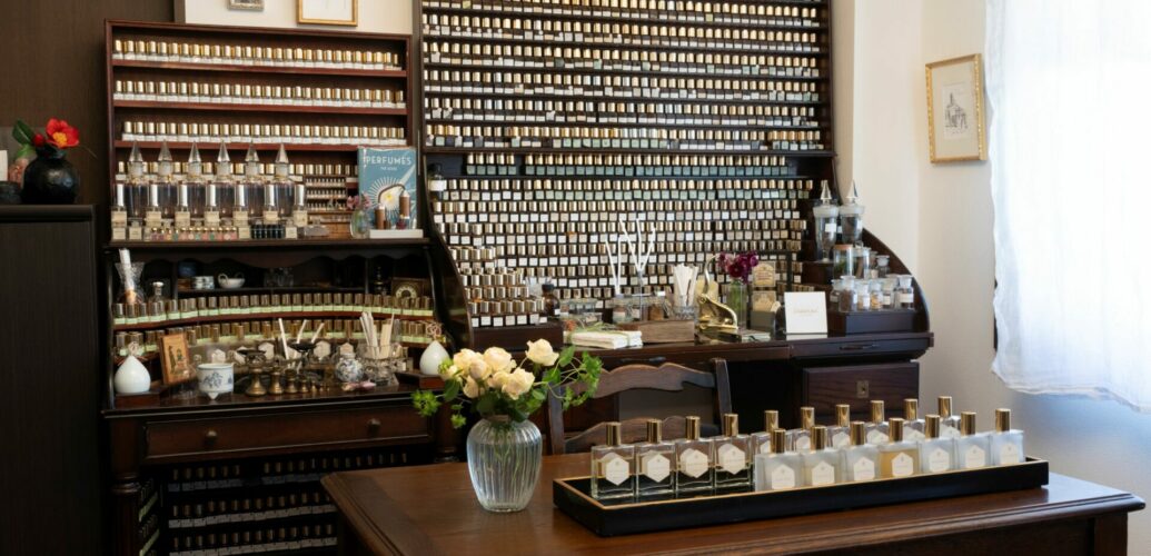 六本木の閑静な住宅街にある　PARFUM SATORI アトリエショップの店内は香料がたくさんあり求人しています