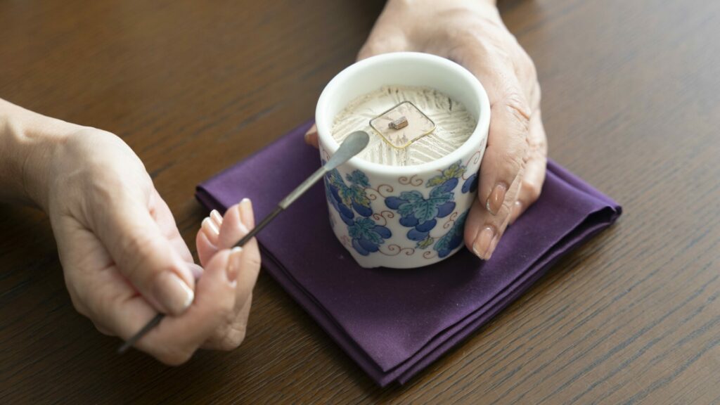 香炉をそっと扱う手元の動き。
“静かな所作”がSATORI - サトリ- の香りづくりに通じる美学を象徴している。