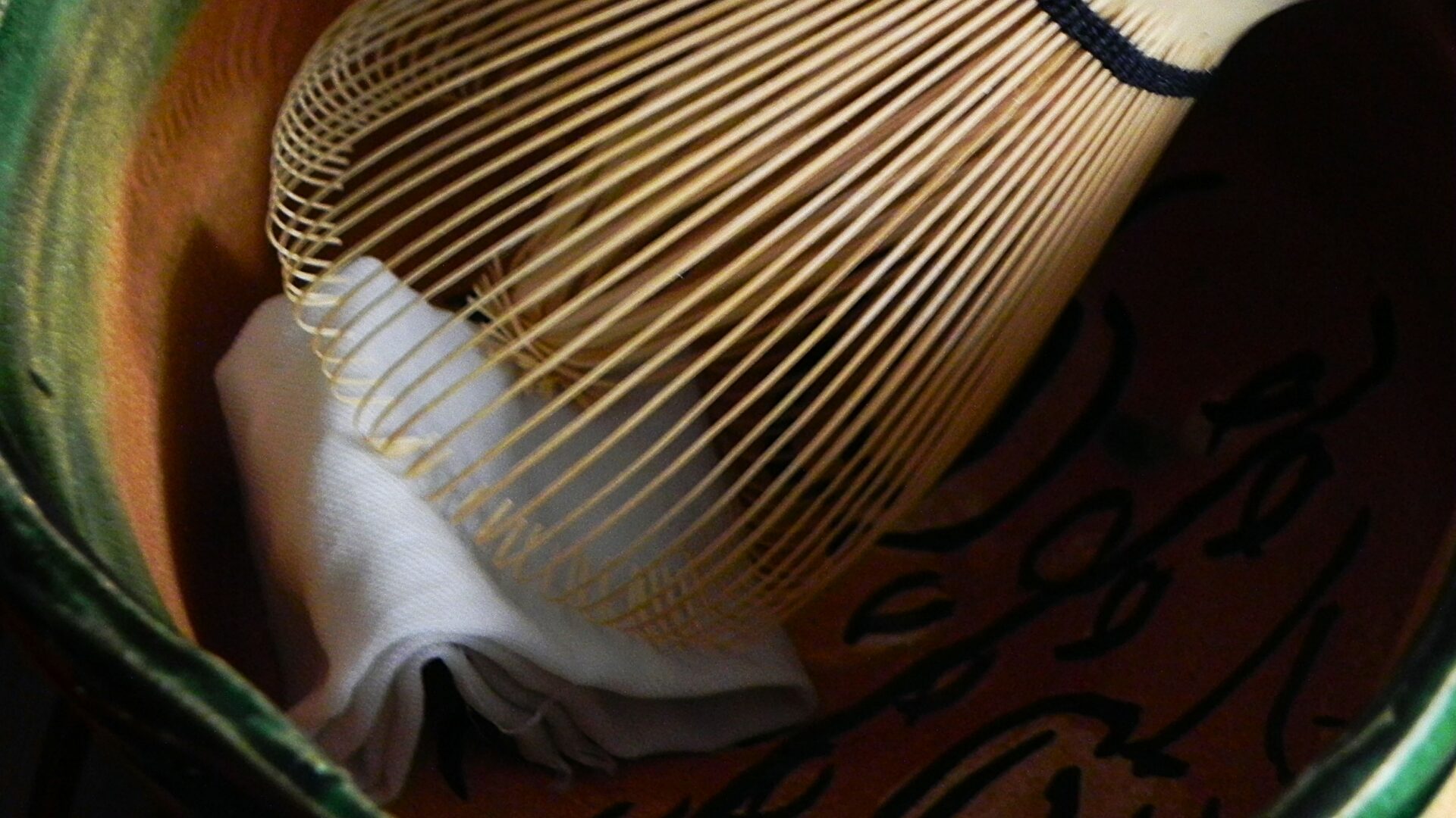 chasen-oribe-tea-ceremony.jpg 織部の茶碗と茶筅が静かに置かれた一瞬。茶の湯に宿る精神性と静謐な時間