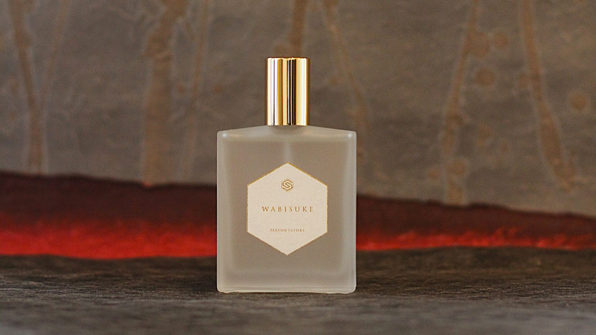 wabisuke-perfume-bottle.jpg 香水「WABISUKE」のボトルが静かに佇む。侘び寂びの世界観を香りで表現した一枚
