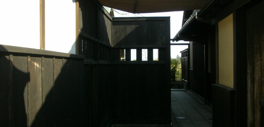 夏にまとう日本のお茶の香りを思わせる日本家屋の光と影