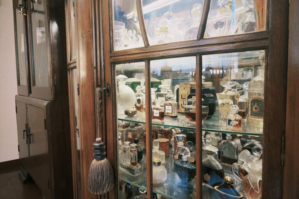 硝子瓶が並ぶ香水棚