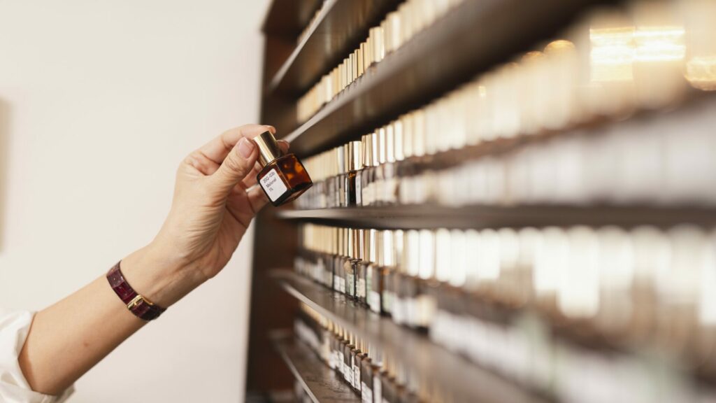 PARFUM SATORIの アトリエ 、調香オルガンから香料を取り出す様子