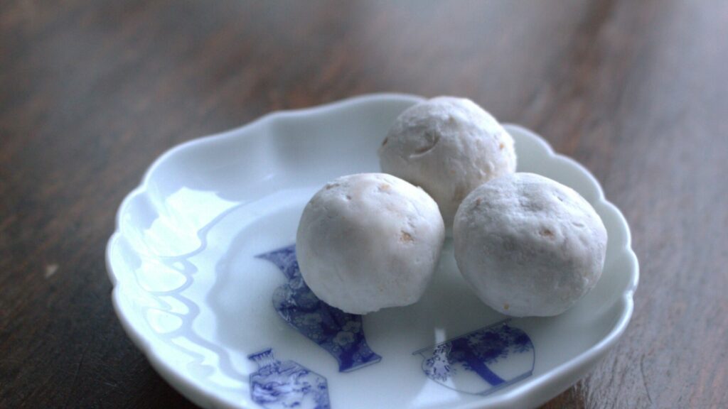 粉砂糖をまとったレモン風味のブールドネージュ